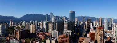 Downtown Vancouver, British Columbia, Kanada - 11 Mayıs 2018: güneşli bir gün boyunca modern şehrin havadan panoramik görünümü.