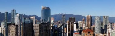 Downtown Vancouver, British Columbia, Kanada - 11 Mayıs 2018: güneşli bir gün boyunca modern şehrin havadan panoramik görünümü.