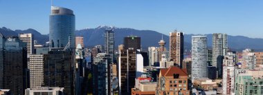 Downtown Vancouver, British Columbia, Kanada - 11 Mayıs 2018: güneşli bir gün boyunca modern şehrin havadan panoramik görünümü.