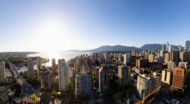 Vancouver, British Columbia, Kanada - 11 Mayıs 2018: Hava güneşli gün boyunca güzel bir modern şehir panoraması.