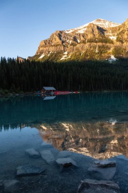 Lake Louise canlı yaz gün doğumu sırasında. Banff, Alberta, Kanada içinde alınan.
