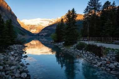 Lake Louise canlı yaz gün doğumu sırasında. Banff, Alberta, Kanada içinde alınan.