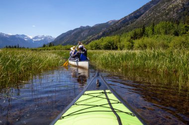 Gölde Kanada Dağları ile çevrili bir kayak. Alınan Vermilion göllerde, Banff, İngiltere.