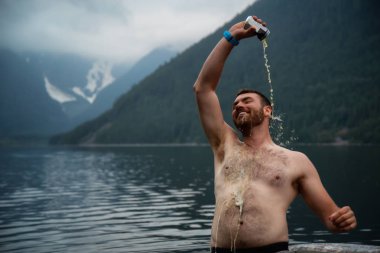 Doğada bir parti sırasında kendini bir kutu biradan dökülen adam. Jones Gölü, doğusunda Vancouver, Bc, Kanada çekilmiş.