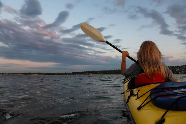 Vrouw Een Kajak Paddeling Oceaan Tijdens Een Levendige Zonsondergang Genomen — Stockfoto