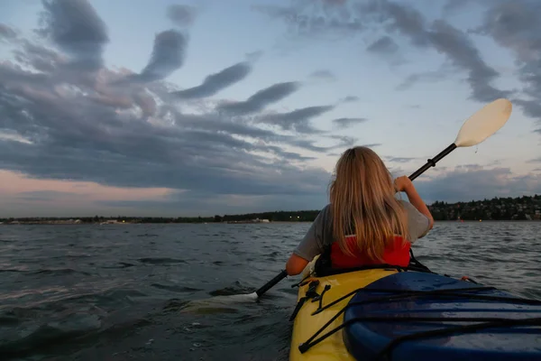 Vrouw Een Kajak Paddeling Oceaan Tijdens Een Levendige Zonsondergang Genomen — Stockfoto