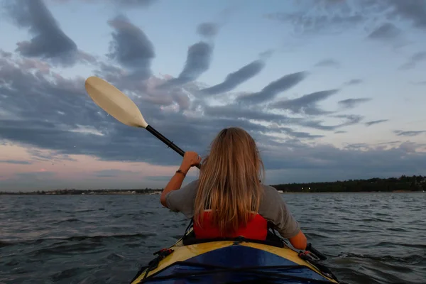 Femme Sur Kayak Est Tapissant Dans Océan Lors Coucher Soleil — Photo