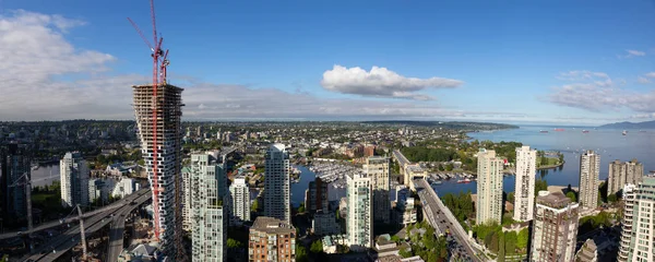 Impresionante Vista Aérea Ciudad Moderna Durante Día Soleado Vibrante Tomado —  Fotos de Stock