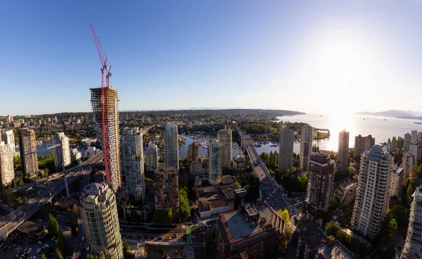 醒目的鸟瞰现代城市在一个充满活力的日落 在加拿大不列颠哥伦比亚省温哥华市中心拍摄 — 图库照片