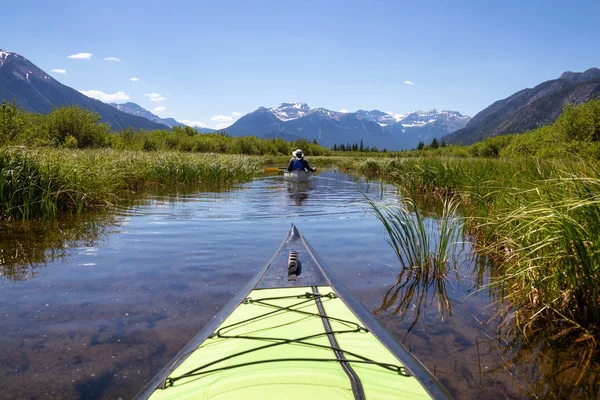 在被加拿大山脉包围的湖泊里划独木舟 在加拿大艾伯塔省班夫的朱红湖中拍摄 — 图库照片