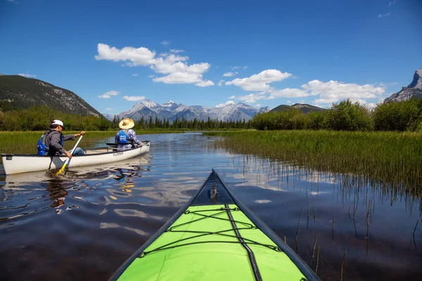 冒険夫婦がカナダの山々 に囲まれた湖でカヌー バーミリオン湖 バンフ アルバータ州 カナダ 2018 — ストック写真