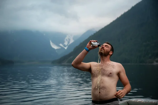 Hombre Vertiendo Cerveza Una Lata Sobre Mismo Durante Una Fiesta — Foto de Stock