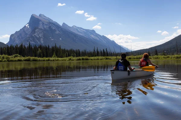 冒険夫婦がカナダの山々 に囲まれた湖でカヌー バーミリオン湖 バンフ アルバータ州 カナダ 2018 — ストック写真