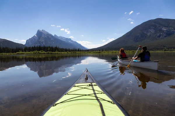 冒険夫婦はカナダの山々 に囲まれた湖のカヌーこぎ バーミリオン湖 バンフ アルバータ州 カナダでの撮影 — ストック写真