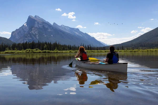 冒険夫婦はカナダの山々 に囲まれた湖のカヌーこぎ バーミリオン湖 バンフ アルバータ州 カナダでの撮影 — ストック写真