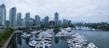 Hava görünümünü False Creek sırasında bir bulutlu gündoğumu. Şehir merkezinde alınan Vancouver, British Columbia, Kanada.