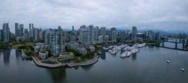 Hava görünümünü False Creek sırasında bir bulutlu gündoğumu. Şehir merkezinde alınan Vancouver, British Columbia, Kanada.