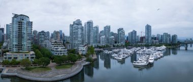 Hava görünümünü False Creek sırasında bir bulutlu gündoğumu. Şehir merkezinde alınan Vancouver, British Columbia, Kanada.