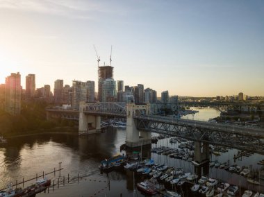 Burrard Bridge'de False Creek sırasında hava görünümünü bir canlı gündoğumu. Şehir merkezinde alınan Vancouver, Bc, Kanada.