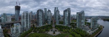 Hava bulutlu gün doğumu sırasında şehir şehir yüksek binaların görünümünü. Vancouver, Bc, Kanada içinde alınan.