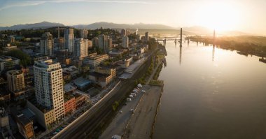 Canlı bir gündoğumu sırasında hava panoramik görünümü köprüler ve Fraser Nehri. New Westminster, büyük Vancouver, British Columbia, Kanada alınan.