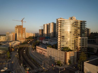 Şehir şehir canlı gün doğumu sırasında hava görünümünü. New Westminster, büyük Vancouver, British Columbia, Kanada alınan.
