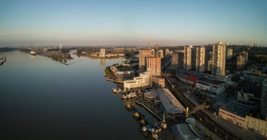 Şehir şehir canlı gün doğumu sırasında hava görünümünü. New Westminster, büyük Vancouver, British Columbia, Kanada alınan.