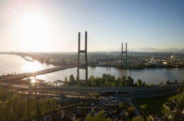 Canlı bir güneşli gün boyunca hava görünümünü Alex Fraser Köprüsü. Kuzey Delta, büyük Vancouver, Bc, Kanada alınan.