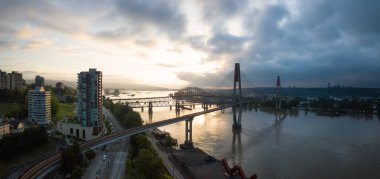 Canlı bir gündoğumu sırasında hava panoramik görünümü köprüler ve Fraser Nehri. New Westminster, büyük Vancouver, British Columbia, Kanada alınan.