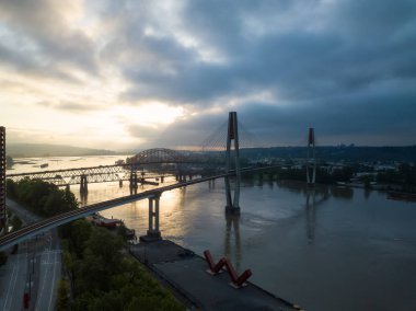 Canlı bir gündoğumu sırasında hava panoramik görünümü köprüler ve Fraser Nehri. New Westminster, büyük Vancouver, British Columbia, Kanada alınan.