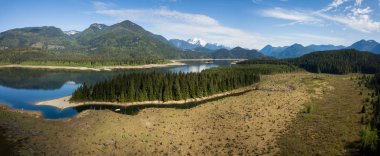 Hava dron manzaralı güzel Kanada doğa sırasında canlı bir güneşli sabah. Çıta Gölü, doğusunda Vancouver, Bc, Kanada çekilmiş.