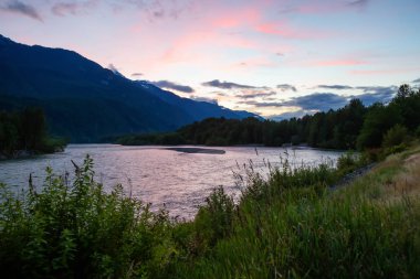 Nehrin üzerinde canlı bir gün batımı sırasında görüntüleyin. Squamish, Vancouver, British Columbia, Kanada kuzeyindeki alınan.