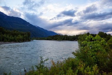Nehrin üzerinde canlı bir gün batımı sırasında görüntüleyin. Squamish, Vancouver, British Columbia, Kanada kuzeyindeki alınan.