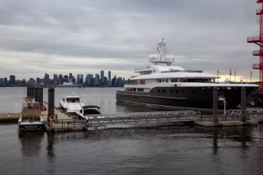 North Vancouver, British Columbia, Kanada - 5 Haziran 2018: Lonsdale içinde bir bulutlu gün batımı sırasında Park lüks cruise tekne.