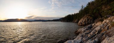 Güzel panoramik deniz feneri Park Bakınlan kayalık sahil. Horseshoe Bay, Batı Vancouver, British Columbia, Kanada alınan.