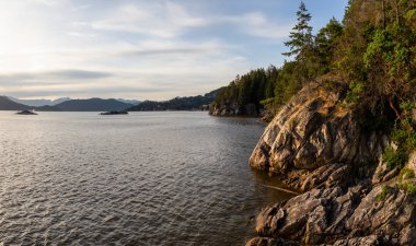 Güzel panoramik deniz feneri Park Bakınlan kayalık sahil. Horseshoe Bay, Batı Vancouver, British Columbia, Kanada alınan.