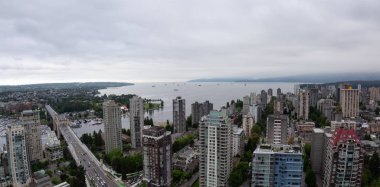 Hava panoramik şehir şehir bulutlu bir bulutlu gün boyunca okyanusa bakan binaların. Vancouver, Bc, Kanada içinde alınan.