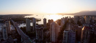 Güzel hava panoramik cityscape görünümü canlı bir güneşli gün batımı sırasında. Şehir merkezinde alınan Vancouver, British Columbia, Kanada.