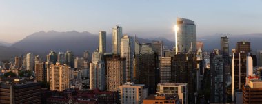 Downtown Vancouver, British Columbia, Kanada - 16 Mayıs 2018: modern şehir manzarası güneşli bir gün batımı sırasında havadan görünümü.