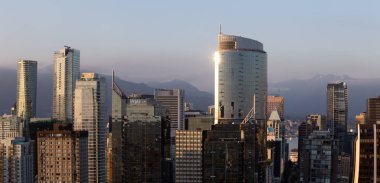 Downtown Vancouver, British Columbia, Kanada - 16 Mayıs 2018: modern şehir manzarası güneşli bir gün batımı sırasında havadan görünümü.