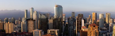 Downtown Vancouver, British Columbia, Kanada - 16 Mayıs 2018: modern şehir manzarası güneşli bir gün batımı sırasında havadan görünümü.