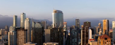 Downtown Vancouver, British Columbia, Kanada - 16 Mayıs 2018: modern şehir manzarası güneşli bir gün batımı sırasında havadan görünümü.