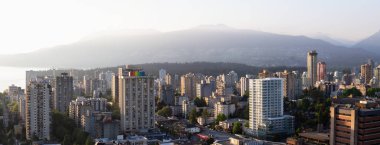 Downtown Vancouver, British Columbia, Kanada - 16 Mayıs 2018: modern şehir manzarası güneşli bir gün batımı sırasında havadan görünümü.