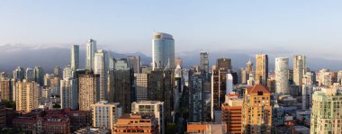 Downtown Vancouver, British Columbia, Kanada - 16 Mayıs 2018: modern şehir manzarası güneşli bir gün batımı sırasında havadan görünümü.