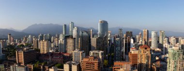 Downtown Vancouver, British Columbia, Kanada - 16 Mayıs 2018: modern şehir manzarası güneşli bir gün batımı sırasında havadan görünümü.