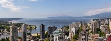 Canlı bir güneşli gün boyunca güzel hava panoramik cityscape görünümü. Şehir merkezinde alınan Vancouver, British Columbia, Kanada.