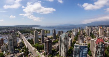 Canlı bir güneşli gün boyunca güzel hava panoramik cityscape görünümü. Şehir merkezinde alınan Vancouver, British Columbia, Kanada.