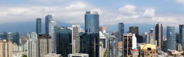 Downtown Vancouver, British Columbia, Kanada - 16 Mayıs 2018: güneşli bir gün boyunca modern şehir manzarası havadan görünümü.
