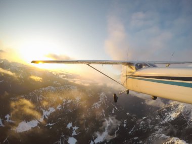 Güzel Kanada peyzaj üzerinde bir canlı ve renkli gün batımı sırasında uçan uçak. Vancouver, British Columbia, Kanada alınan.