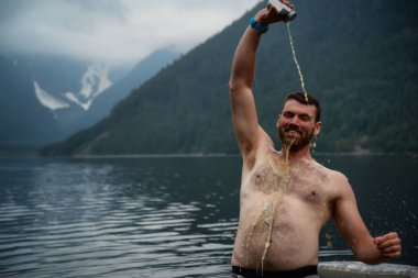 Doğada bir parti sırasında kendini bir kutu biradan dökülen adam. Jones Gölü, doğusunda Vancouver, Bc, Kanada çekilmiş.